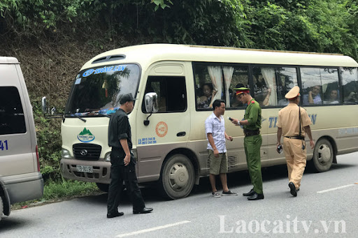 Trường hợp này, Nguyễn Văn A bị truy cứu trách nhiệm hình sự về “Tội làm giả con dấu, tài liệu của cơ quan tổ chức” hay “Tội sử dụng con dấu hoặc tài liệu của cơ quan, tổ chức”?